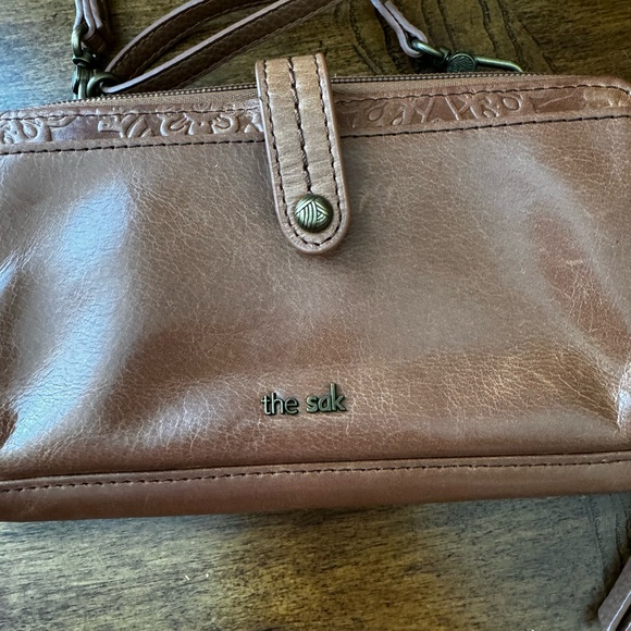 THE SAK Tobacco Iris Floral Embossed Leather Crossbody/Wallet/Wristlet - Picture 4 of 9